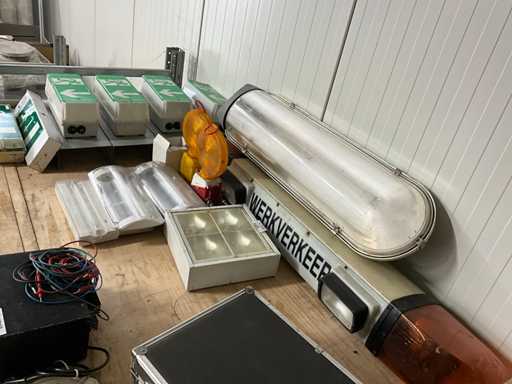 Batch of various lighting and signaling lamps