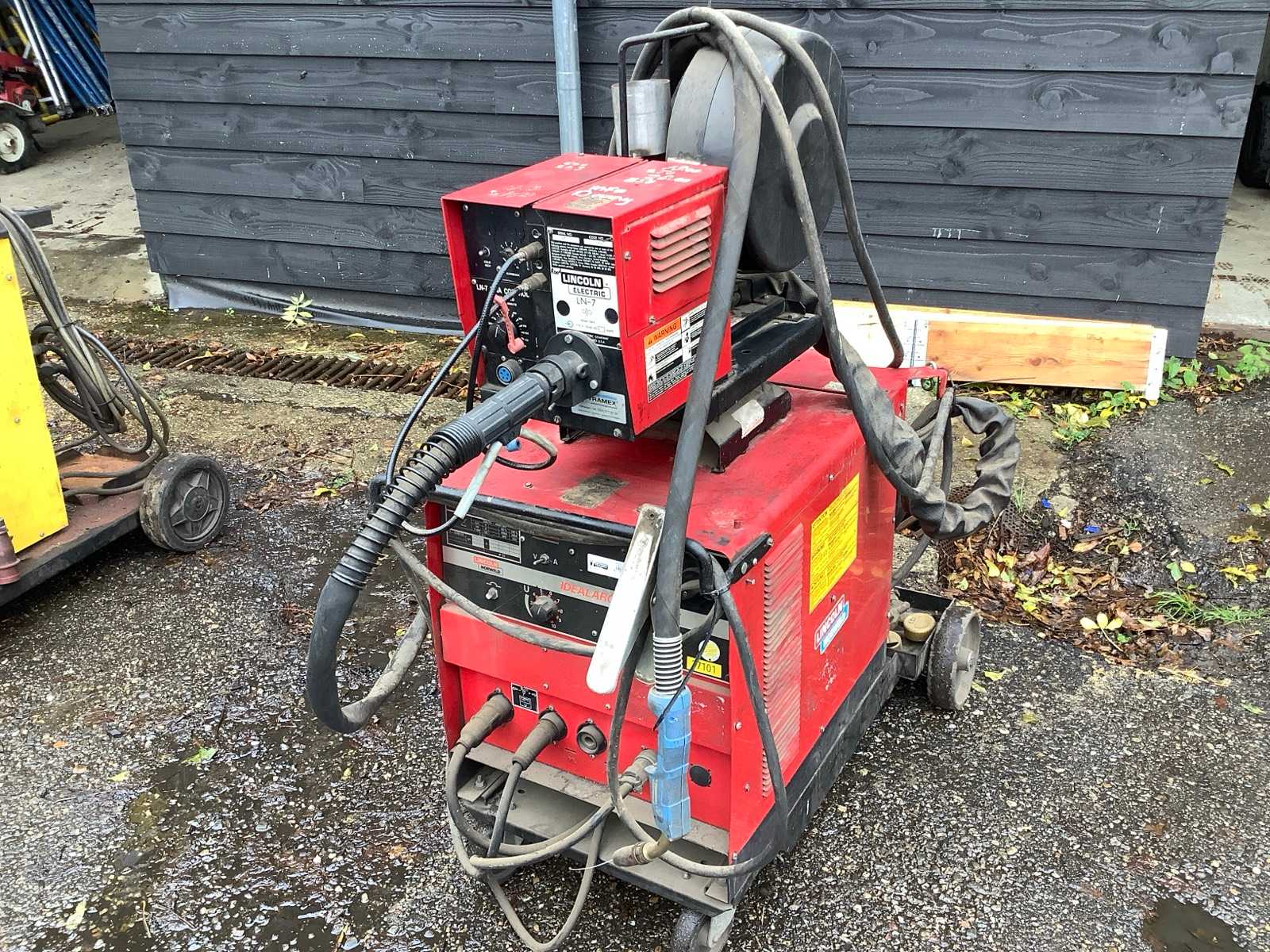 Lincoln cv400-l welding machines