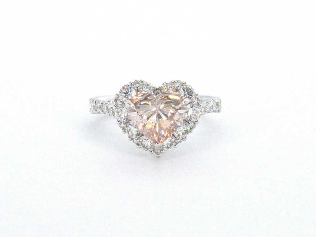 Witgouden entrourage ring met een roze herzform diamant