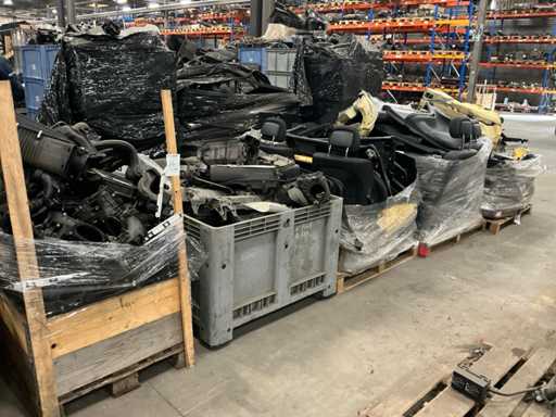 Batch of Mercedes-Benz auto parts