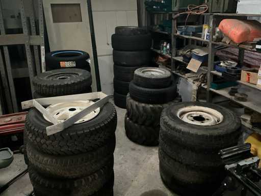 Charge verschiedener Autoreifen a.o. Jeep Nekaf/Willy