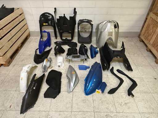 Verschiedene Verkleidungsteile (Mischung aus Front-, Seiten- und Innenteilen)