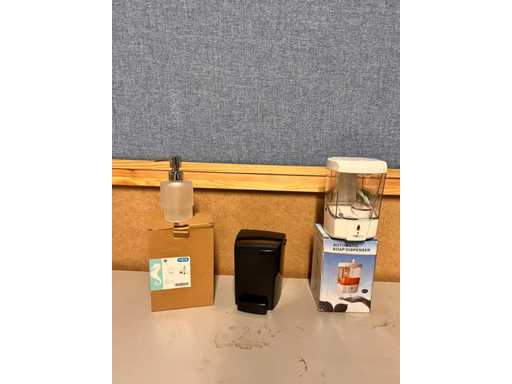 Distributeurs de savon et plateaux à lingettes 