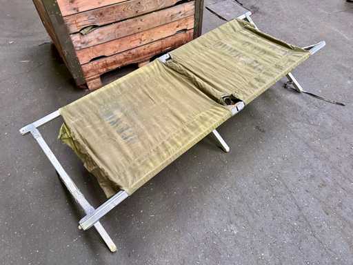 Lot de lits de camp et de pièces détachées