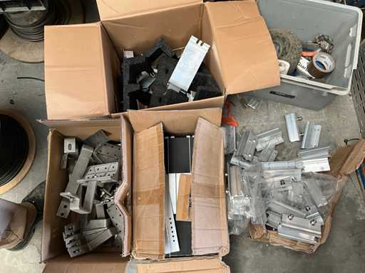 Varie costruzioni e ganci di fissaggio e rotaie