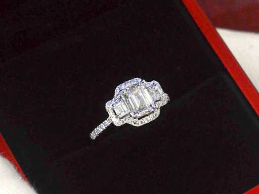 Weißgold-Trinity-Ring mit smaragdschliffigem Diamanten