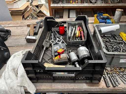 Pudełko z kranami / nakrętkami tnącymi / kluczami