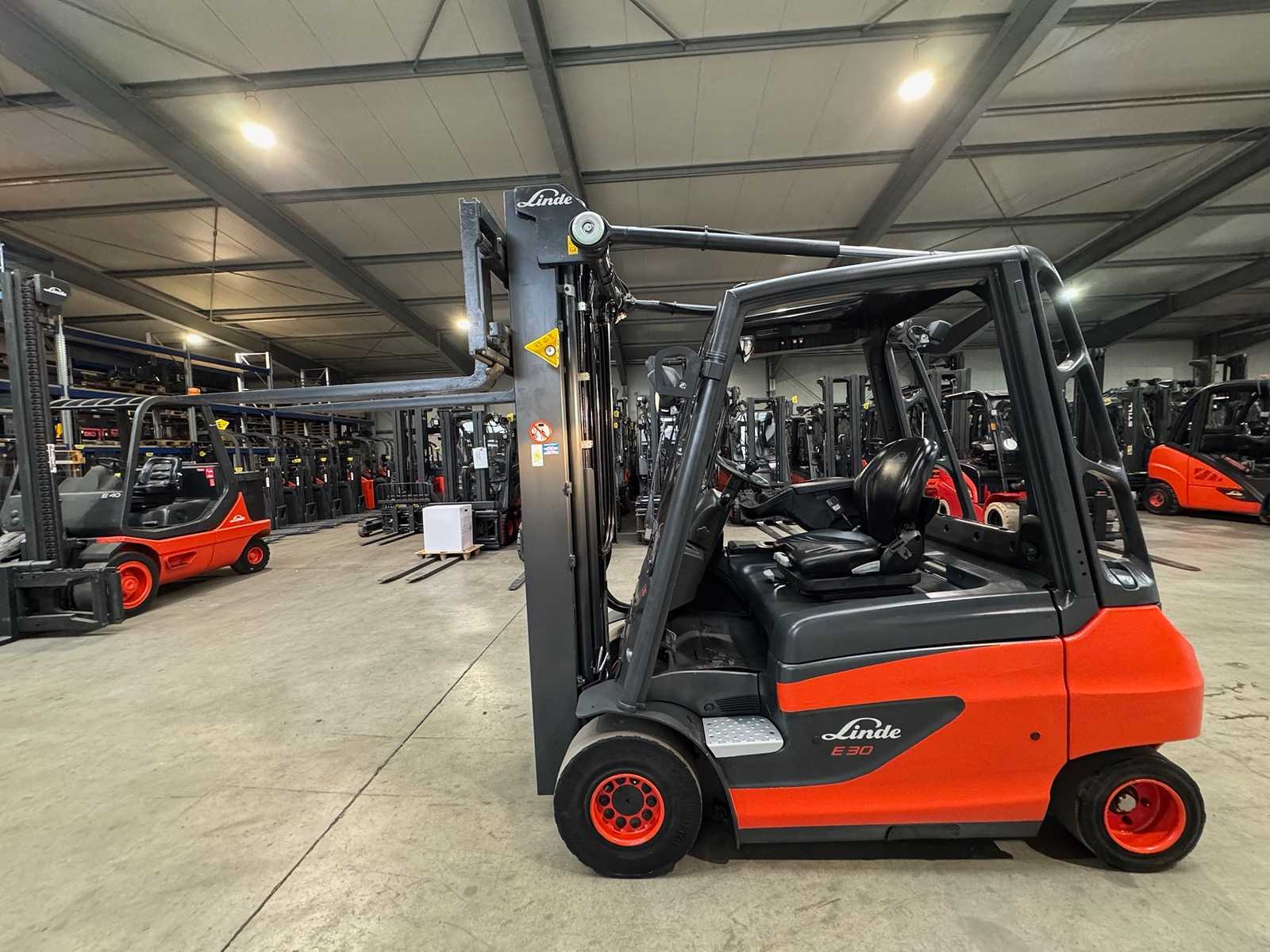 10/2019 Service + UVV 04/2027 Linde E30 3.000kg Triplex 535cm Electric Forklift Forklift 5.431 hours