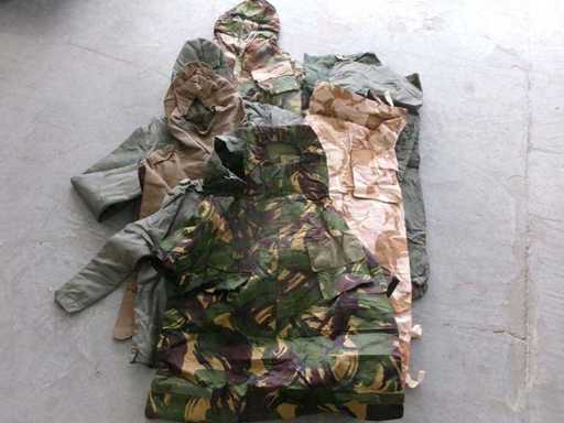 Mélange de vêtements de protection NBC, partiellement défectueux, dans 2 boîtes en bois (G2) (69x)