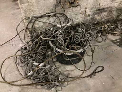 Molti cavi metallici