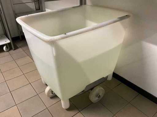 Seau à saumure et chariots de transport