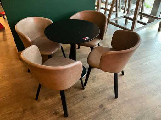 Hutten - Bistrotafel met 4 lederen stoelen