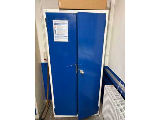   Armadio dell'officina con contenuti