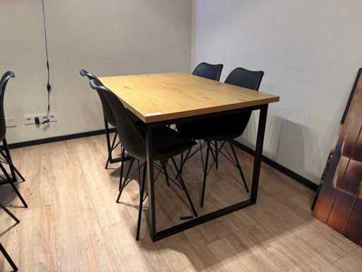 Stół jadalny z 4 krzesłami