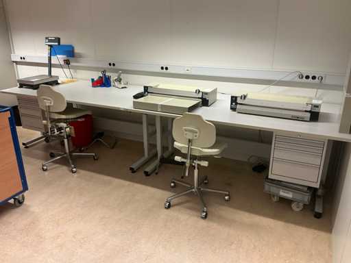 Anti-static desk (2x)