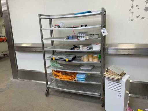 Étagère incluant les fournitures de boulangerie