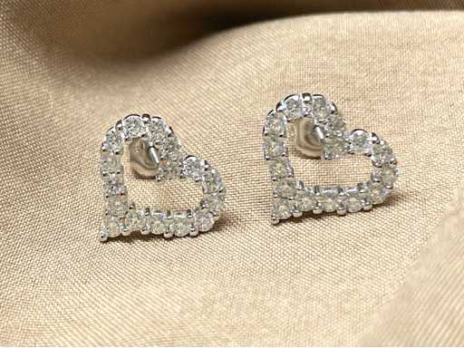 Boucles d’oreilles en forme de cœur de haute qualité avec des brillants