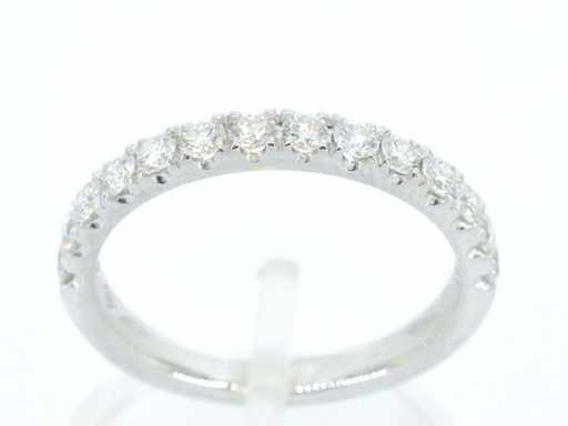 Biały złoty pierścionek z diamentami