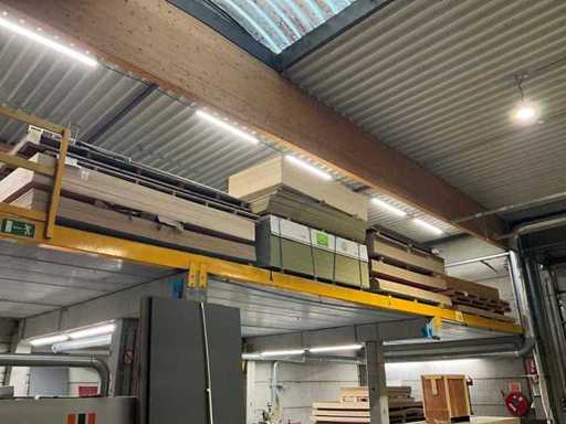 Duża partia materiału z blachy drewnianej na strychu