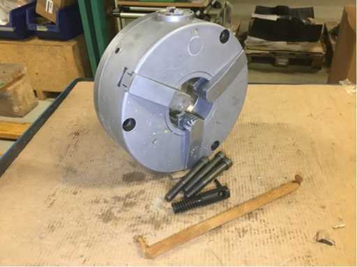 Three-jaw chuck