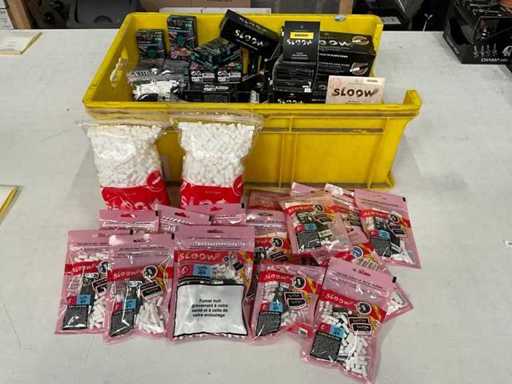 Sloow & Champ High mischen verschiedene Rauchprodukte mit Filtern und Briefpapier