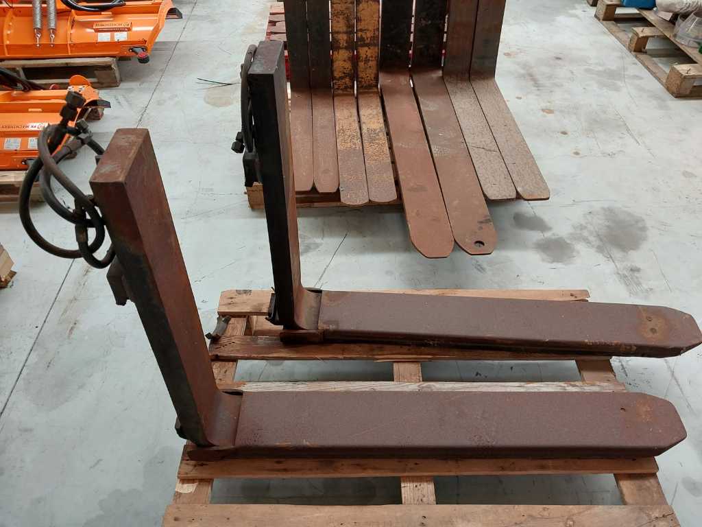 Set of hydraulically extendable pallet forks