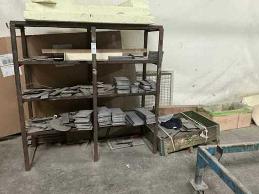 Metallgestell mit Inhalt