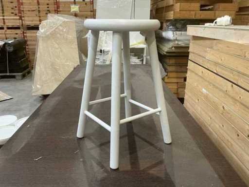 Beaucoup de tabourets en bois (18x)