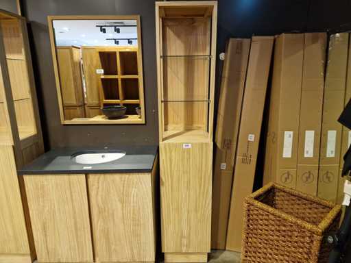 Armoire à colonnes hautes en teck à Dubaï avec porte battante sans poignée ouverte à droite