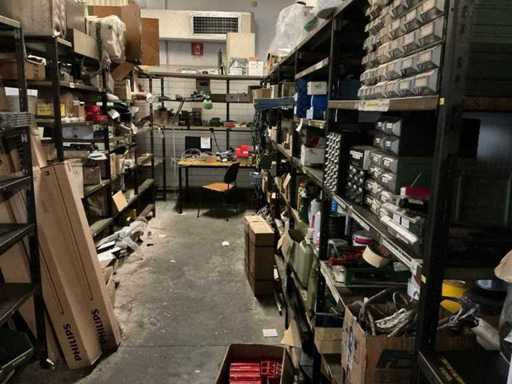 Półki z częściową zawartością