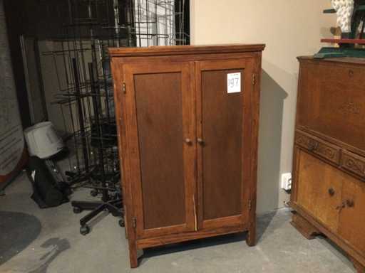 Armadio vintage in legno a due porte