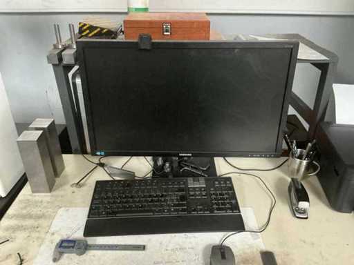 Computerschermen (4x) en printer (2x)