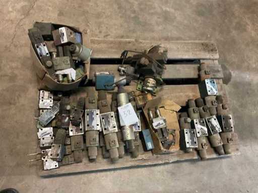 Batch of hydraulic spool valves