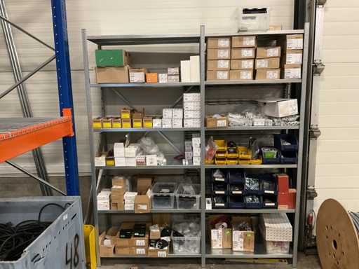 Magazijnstelling met inhoud