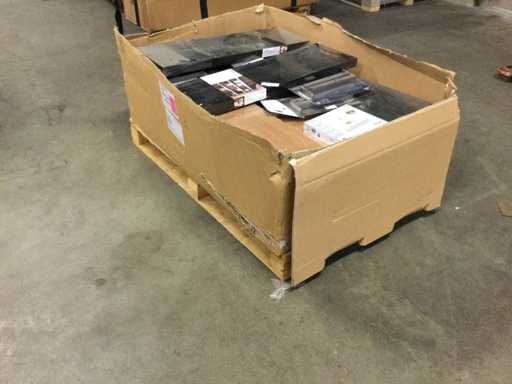 Scatola grande con mensole a parete/supporti a parete.