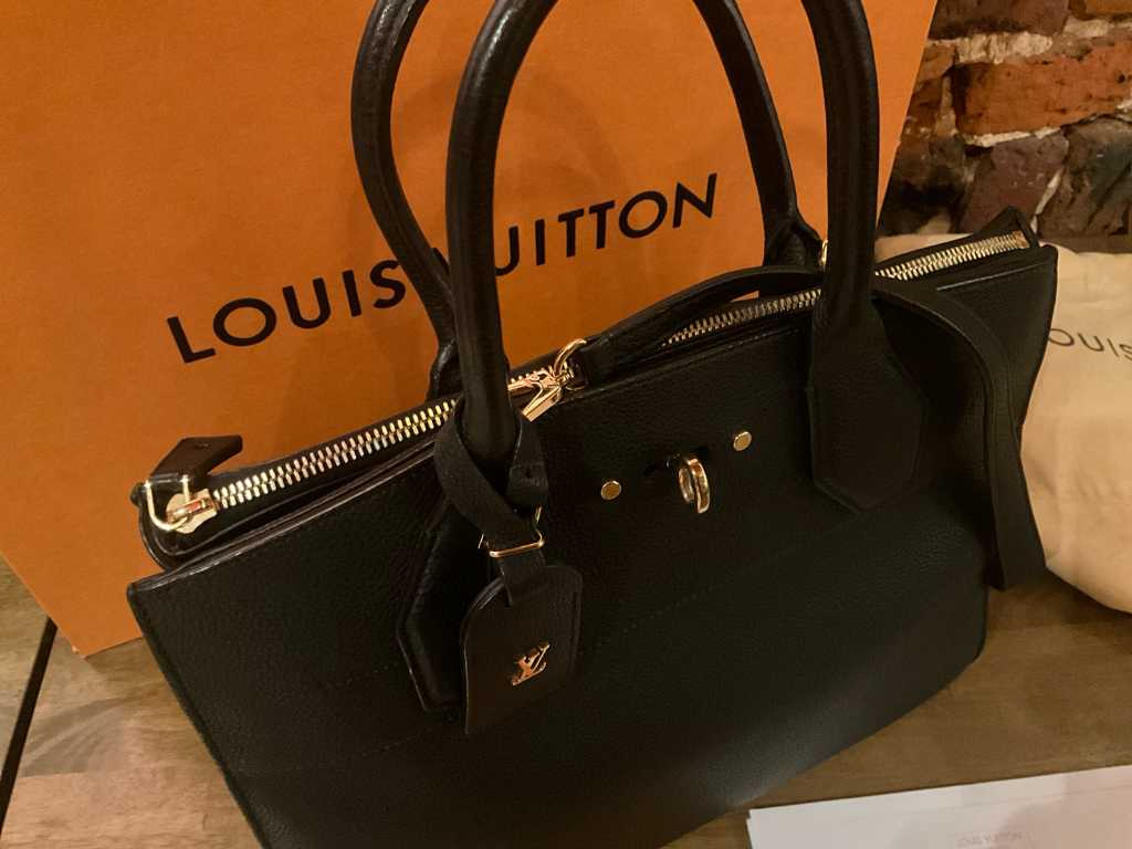 Sold at Auction: Louis Vuitton, Louis Vuitton Rendez Vous Handbag