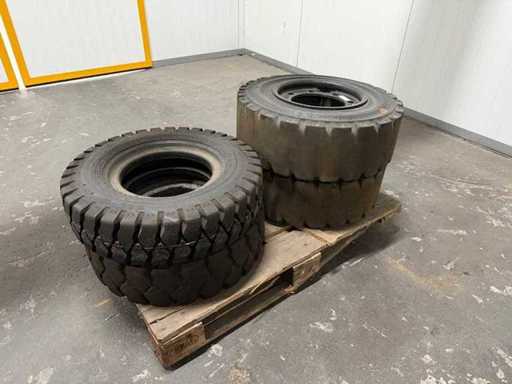 Pneus élévateurs avec jantes