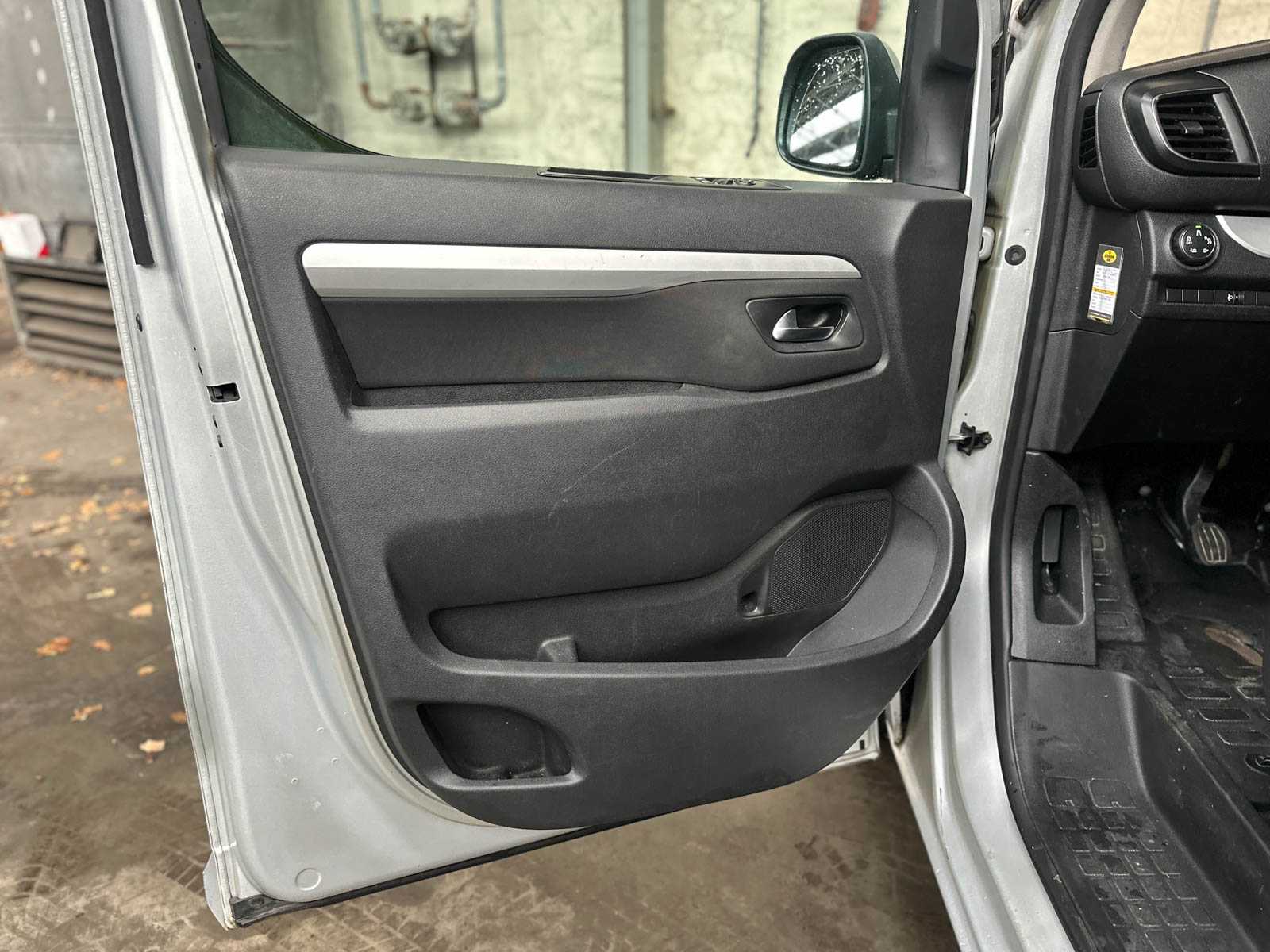 Peugeot Expert Traveller 1.5 9-Sitzer 120 PS 2019