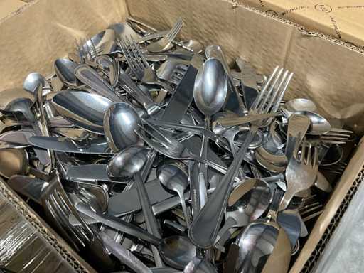 Große Auswahl an verschiedenem Besteck