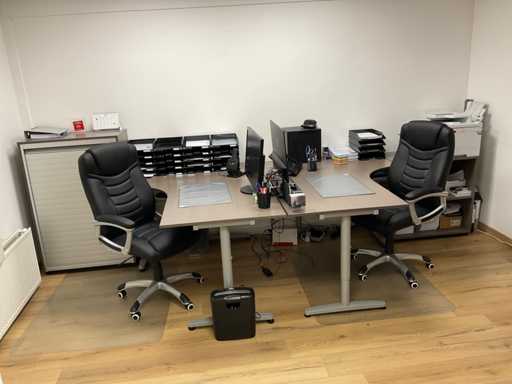 Complete kantoorinventaris; bureau’s / stoelen / beeldschermen / kasten / printer