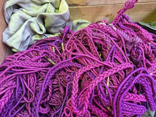 Partij paradekoorden en diverse kledingstukken