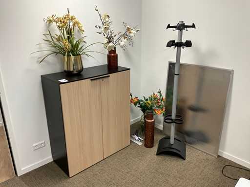 Różne wyposażenie biurowe i dekoracje