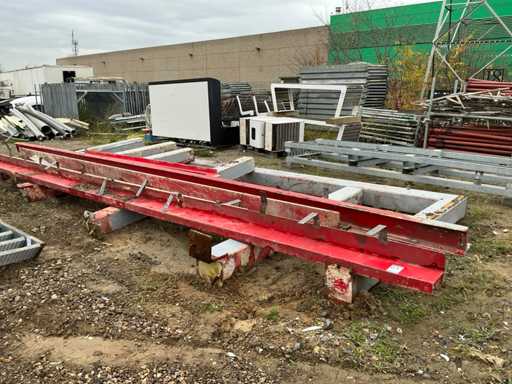 Lot de poutres métalliques et construction