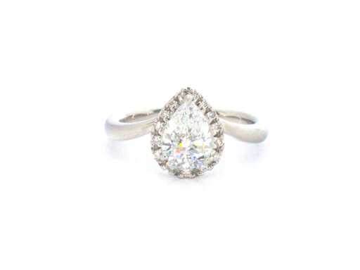 Bague en platine avec un grand diamant taille poire de 1,02 carat et des brillants naturels