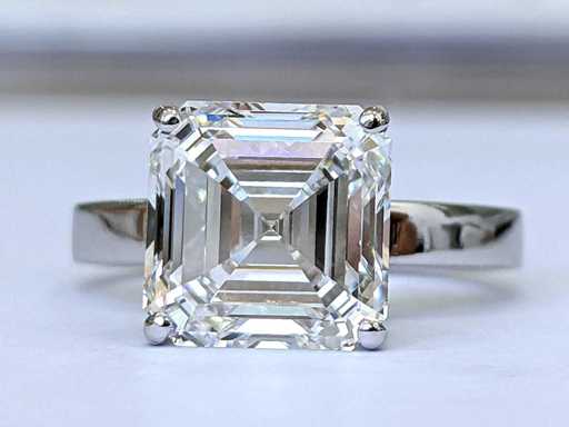 Bague en or blanc 14 carats avec un CRT 5,22. Diamant