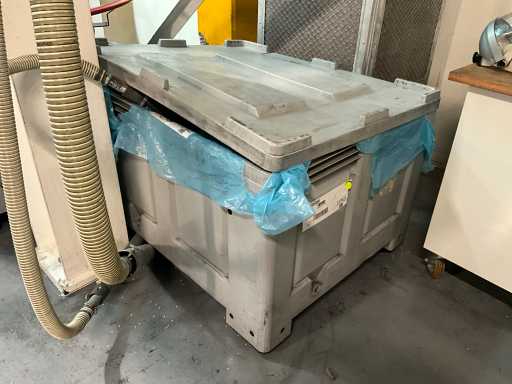 2 différents conteneurs de stockage avec contenu