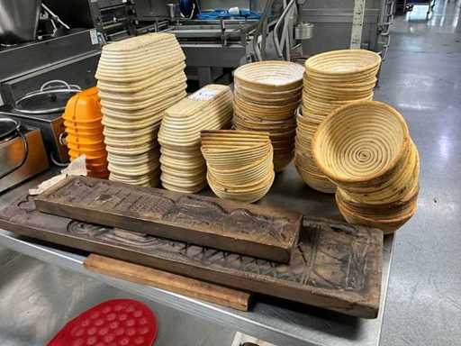 Różne kosze i formy na ciasto