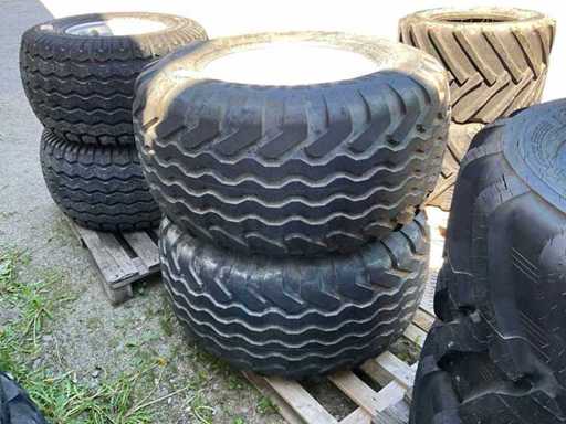 Vredestein 500/55-20 banden met velgen (2x)