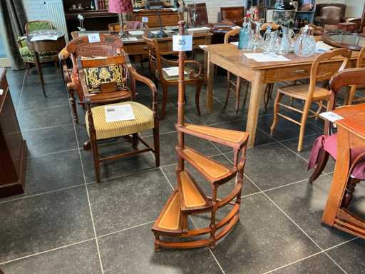 Antieke bibliotheektrap