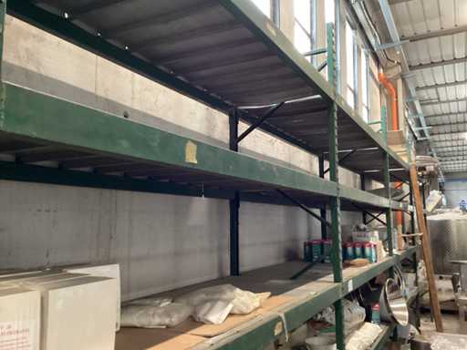 Planken met diverse machines en apparatuur